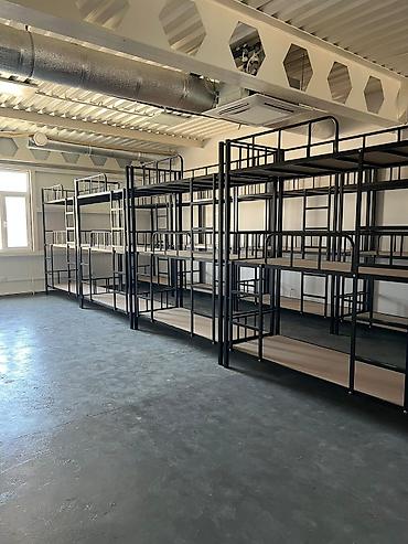 bunk bed: Металлическая трехъярусная кровать черного цвета. Каркас кровати — 6
