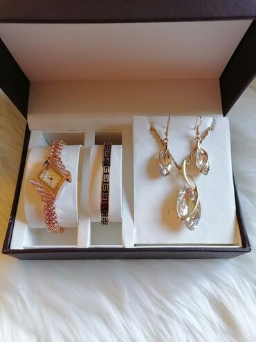 Setovi nakita: Cena 2100din
Bez kutije ide — 11