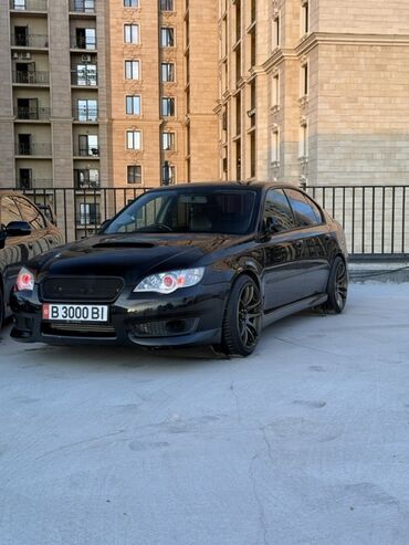 Subaru: Автомобиль Subaru Legacy черного цвета. Модель имеет спортивный