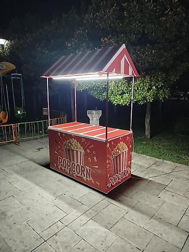 səyyar satıcı: Popkorn satışı üçün səyyar köşk - Dizayn: Qırmızı-ağ zolaqlı tent — 3