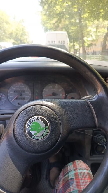 Skoda: Автомобиль Skoda Felicia, белого цвета. Компактный и экономичный