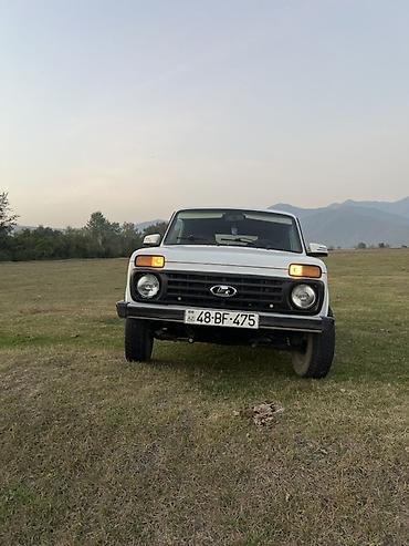 reduktor 1:3: Ağ rəngli LADA Niva 4x4 təqdim olunur. Klassik və tanınan kuzov — 1