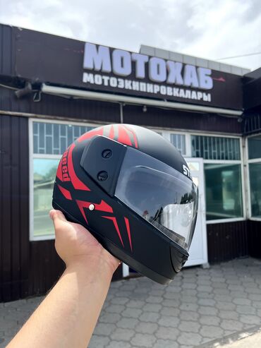 Другая автоэлектроника: Шлем для мотоциклистов марки Speed. Матовый черный корпус украшен