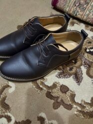 Ayaqqabılar: Turkiyeden 4000 tl ye alinib, razmer duz gelmediyi ucun satilir, cemi — 5