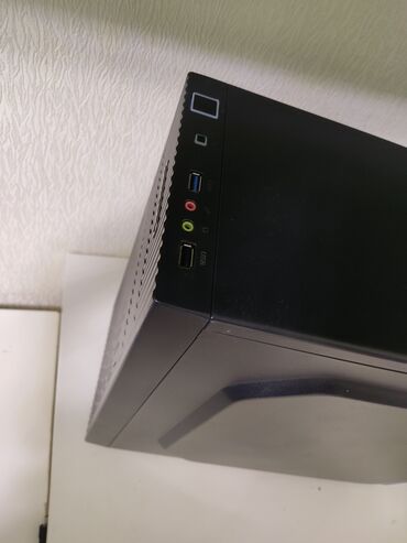 Masaüstü kompüterlər və iş stansiyaları: Komputer monitor ve aksesuarlar satillir 7 ay di almisam cox az — 7