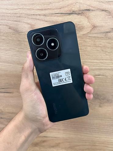 Смартфон realme C61 в чёрном цвете. На фото показана модель realme