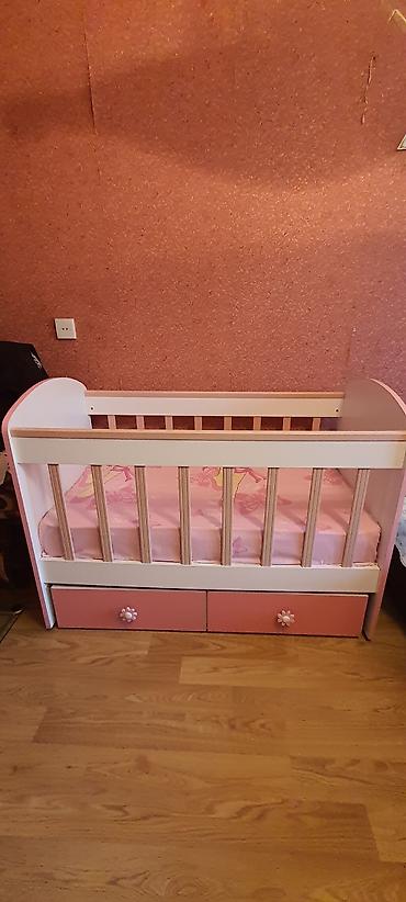 Uşaq beşiyi – ağ/çəhrayı dizayn - Material: taxta karkas, rəng: ağ və