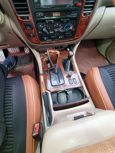 Toyota: Toyota Land Cruiser (100 seriyası) – ağ rəngdə, tam ölçülü 7 yerlik — 12