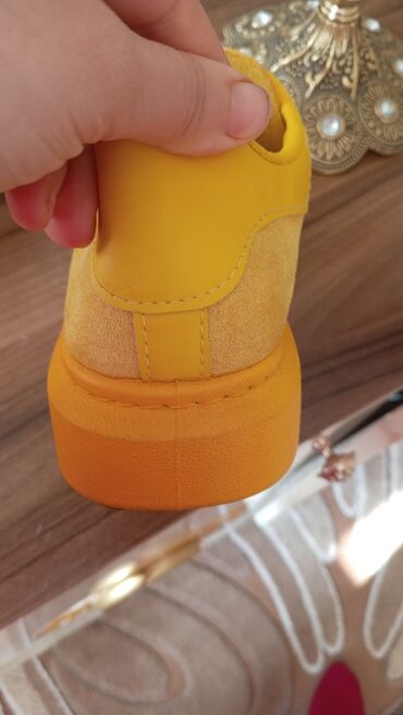 Krasofkalar və idman ayaqqabıları: Parlaq sarı rəngli uniseks idman ayaqqabısı - Stil: Klassik bağlamalı — 5