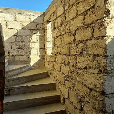 Həyət evi alıram: 2 mərtəbəli həyət evi - Daş divarlı tikili, metal dam örtüyü - - — 7