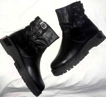 ugg lv boots: Ankle boots, 37