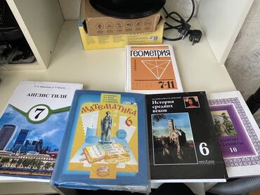 оборудование для фитнеса: Продам книги в хорошем состоянии каждые по 100 сомов - Английский