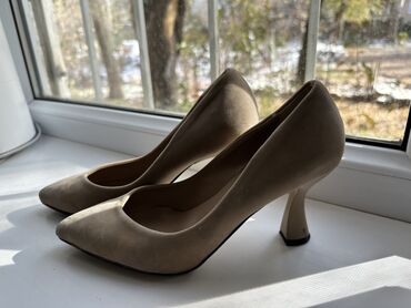 туфли замша искусственная: Бежевые женские туфли-лодочки. Материал замша/велюр. Размер 37 Цена