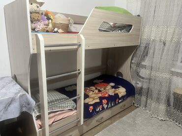 кровать выдвижная: Двухъярусная кровать из светлого дерева с двумя спальными местами