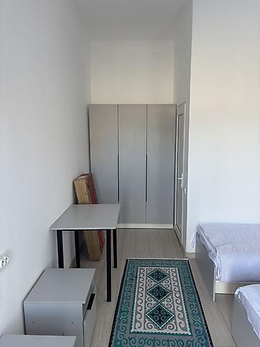 studio apartment: Комната с 3 односпальными кроватями и отдельным санузлом - Формат — 2