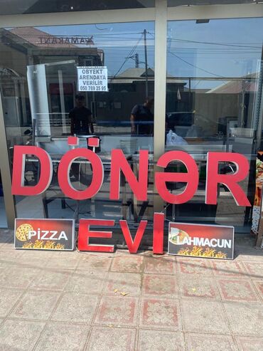 Biznes üçün program təminatı: Bu reklam lövhəsi "Dönər Evi" üçün nəzərdə tutulub və pizza ilə