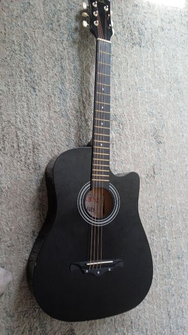 электро гитары: Продаю гитару (акустик) чехол в подарок
