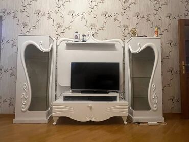 стеклянная подставка под телевизор: Təmiz və yaxşı vəziyyətdə olan TV stendi satılır. Heç bir zədəsi