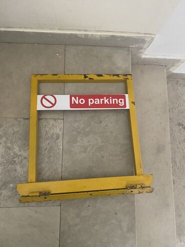 İşlənçişdir qıfılıda var Sarı rəngli metal çərçivədə "No parking"