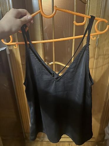 Qara atlaz effekti olan qadın top - Model: V-yaxa, nazik qayışlı