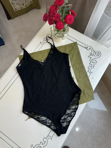 seksi geyimler: Qara rəngli, güpür detallı, H&M markalı bodi. Zərif görünüşü ilə