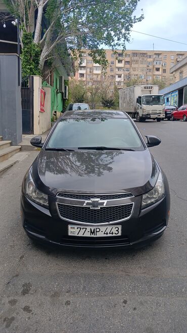 chevrolet ölüxanası: Tünd boz rəngli Chevrolet Cruze avtomobili. Şəhər yollarında rahat