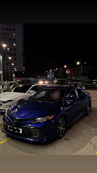 android avto: Toyota Camry (XV70), синий седан бизнес‑класса. от 18+ Камри с тонером — 1