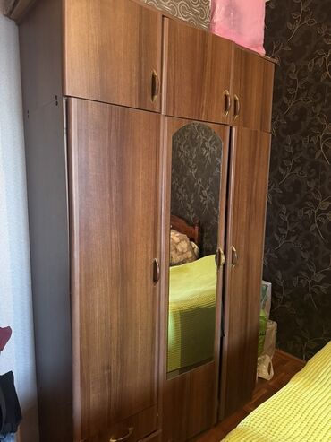 tek adamliq kravat: Açılan, 6 qapı Düz dolab, Şifonyer