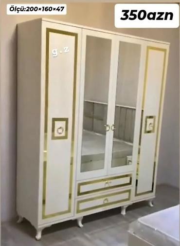 Ağ-qızılı dizaynda 4 qapılı paltar dolabı. Orta hissədə iki ədəd