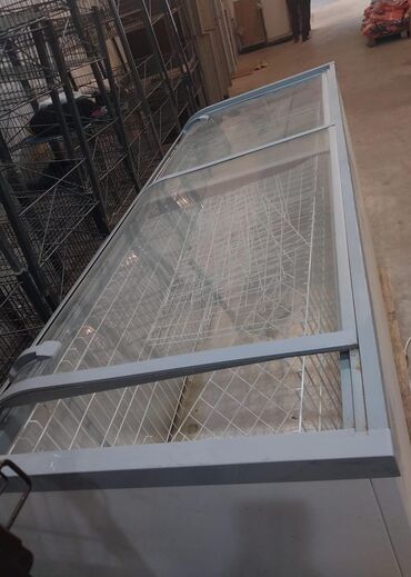 Soyuducu vitrinləri: ItalFrost vitrin tipli dondurucu (model lövhəsində: ЛВНР 2100 / LBR M