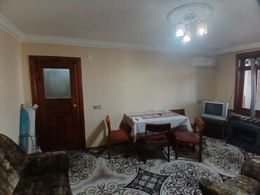 Uzunmüddətli kirayə mənzillər: Ev kiraye verilir aileye iw adamina 2 otaqdi. kohne yevlax — 8