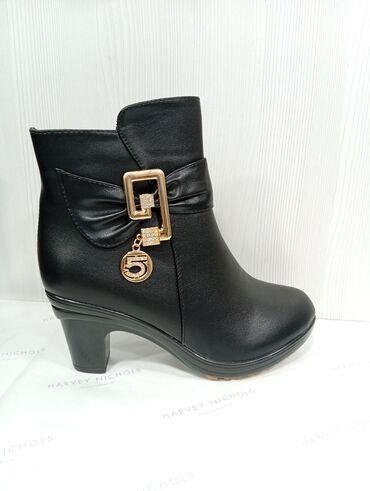 женские кожаные длинные перчатки: Qadın üçün qara rəngli qısa çəkmə - Material: hamar fakturalı süni