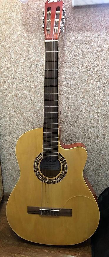 gitara sekilleri: Klassik akustik gitara – Silvero brendi, kəsik korpuslu (cutaway) — 2