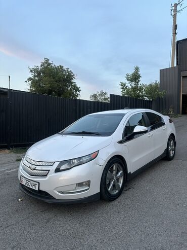 шевралет волт: Автомобиль Chevrolet Volt, белого цвета, с гибридным двигателем
