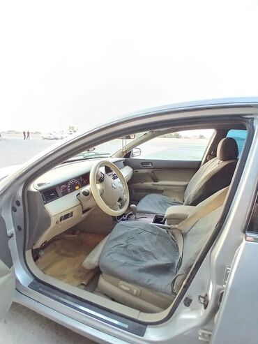 Чайники: Gümüşü rəngli Nissan Teana avtomobili, dörd qapılı sedan modelidir