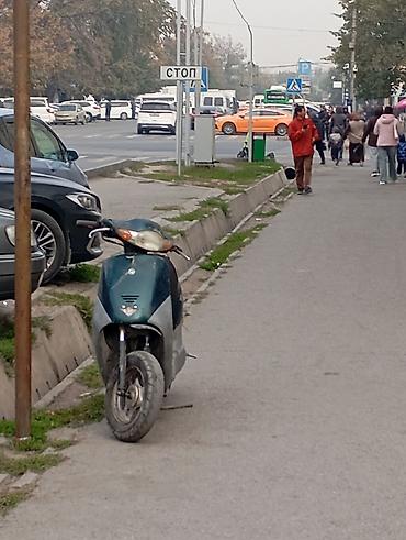 хонда серви: Скутер 50 см³ (ориентировочно, класс Honda/Dio) зеленого цвета. ЗАДНЕЕ — 1