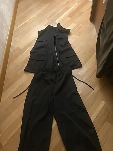 idman dəsdi: Qara iki hissəli geyim dəsti: - Üst: fermuarlı, çoxcibli sleeveless — 1