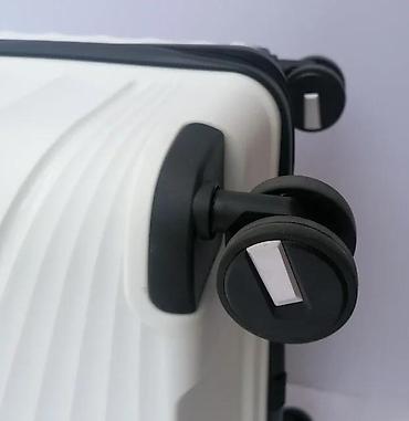 Putni koferi i torbe: === PART 1: TEXTUAL DESCRIPTION === Set od tri bela kofera sa tvrdim — 5