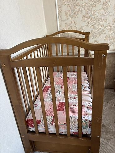 Эмерек: Детская кроватка из массива дерева, классический дизайн, цвет — — 2