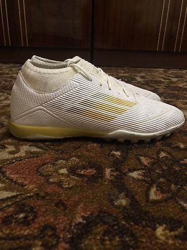 Спорт и хобби: СРОЧНО ПРОДАЮ: Футбольный обувь /сороконожки Adidas X (белые с — 2