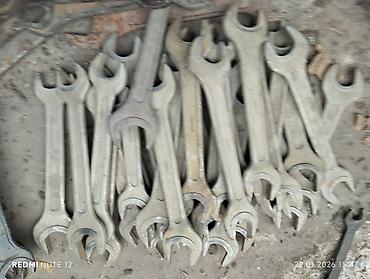 Инструменты для авто: Предлагается набор различных металлических гаечных ключей. В — 11