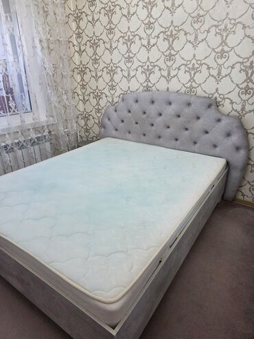 Двуспальные кровати: Двуспальная кровать, Б/у, С матрасом, МДФ, длина - 2000 см
