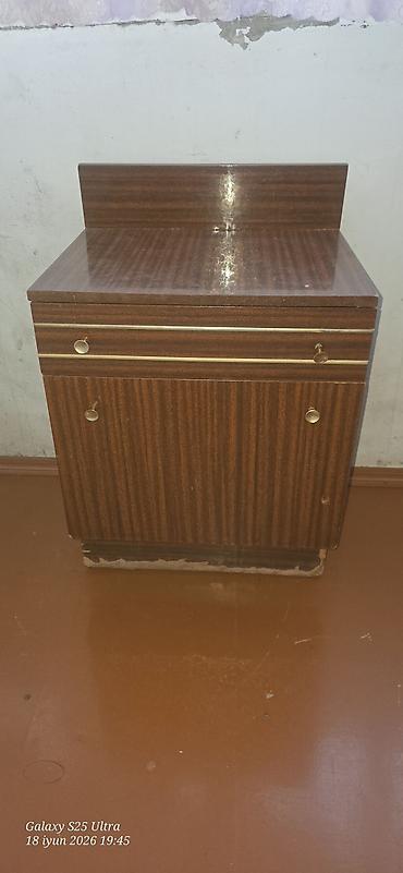 termo islenmis: Taxta tünd qəhvəyi tumbə - Material: laminat örtüklü taxta - — 1