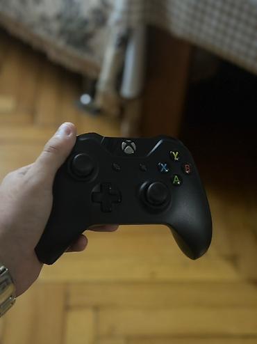 xbox 360 satilir: Xbox oyun pultu satılır. Qara rəngli, erqonomik quruluşa malik — 1