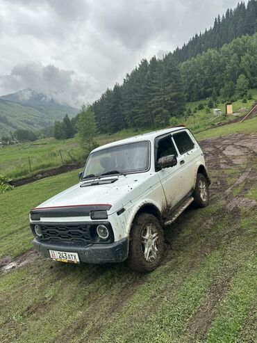 хово машина: Белый внедорожник LADA NIVA 21214. Автомобиль отличается компактным