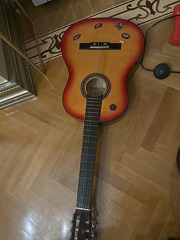 Klassik akustik gitara - Korpus: tam ölçülü klassik forma, günbatımı