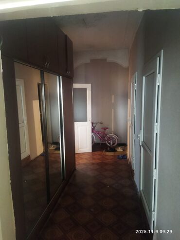 Uzunmüddətli kirayə mənzillər: Mənzil – Suvəlanda, 3 mərtəbəli evin 3 cü mərtəbəsində. 2 otaqlı — 4