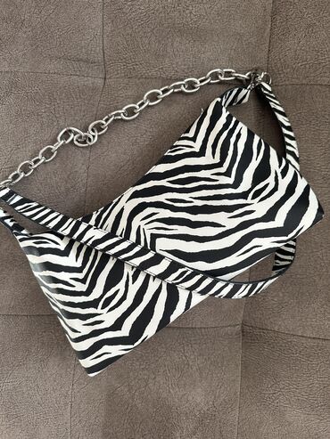 Tašne: KAO NOVA Bershka efektna torbica u zebra printu sa srebrnim lancem