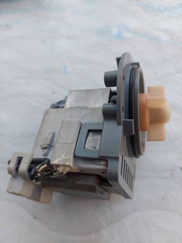 Потолок: Paltaryuyan motorları.Paltaryuyanın orjinal motorlarıdı.2 ədəddir.Biri