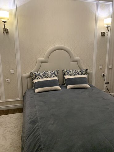 кровать в спальню: Спальный гарнитур, Двуспальная кровать, цвет - Серый, Б/у